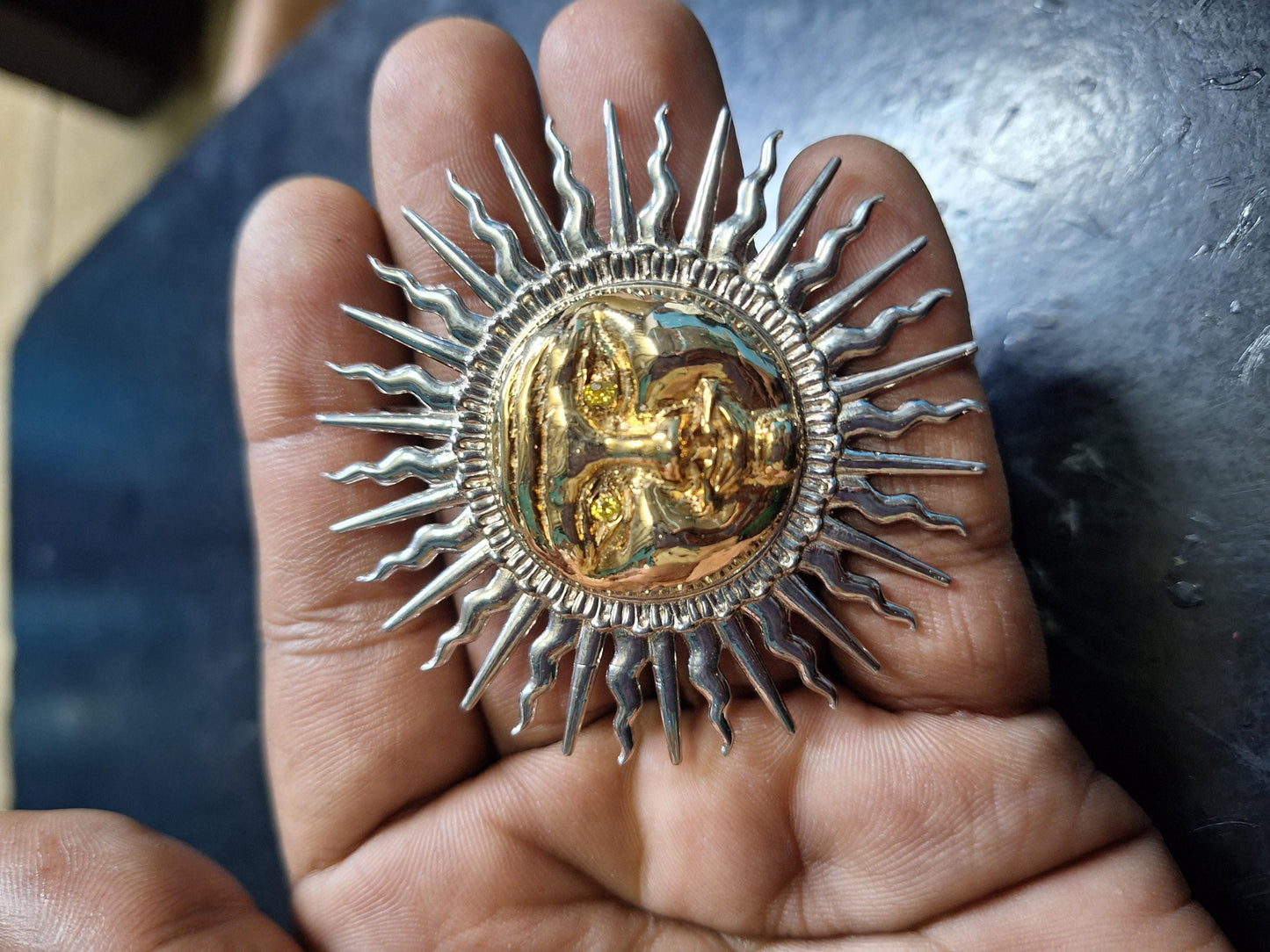 10 Cent Golden Topaz On Eyes Sparking Sun 925 Sterling Silver Brooch