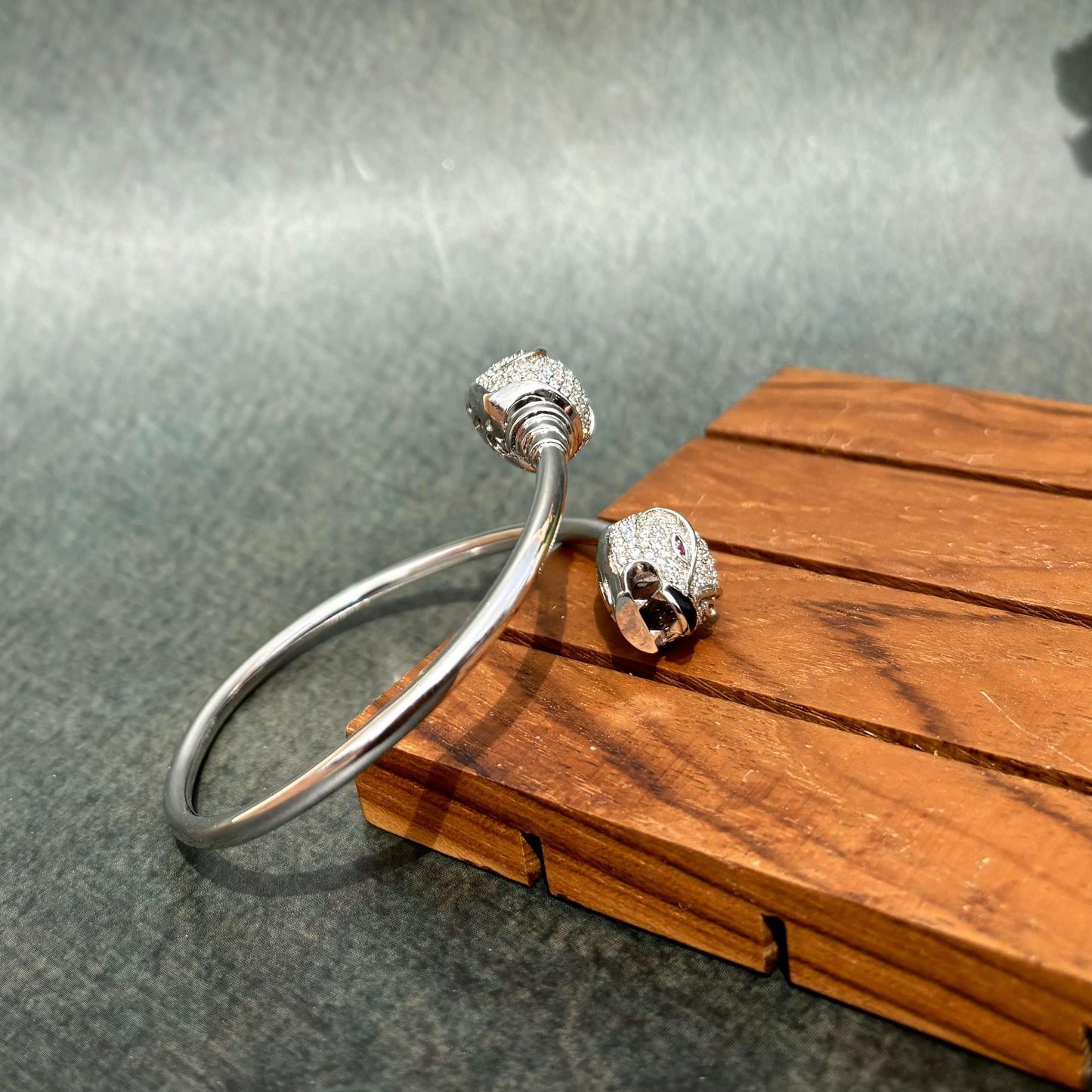 Twin panther twist bracelet for women. Fine jewelry.