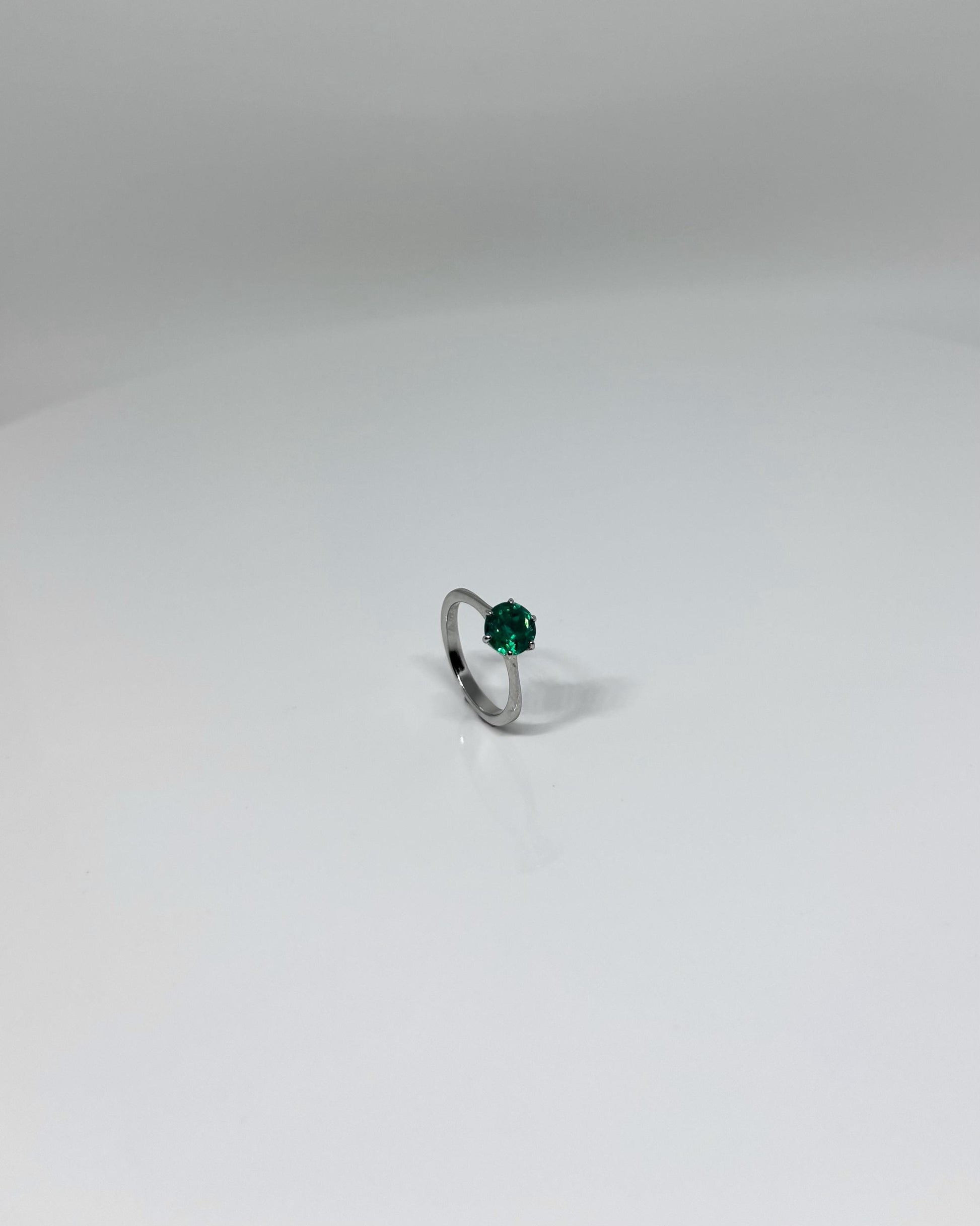 Green Simulated gemstone women's ring. Silver 925.